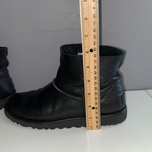 Wm 8 UGG Black Leather Unlined Mini Boot - Picture 3 of 15